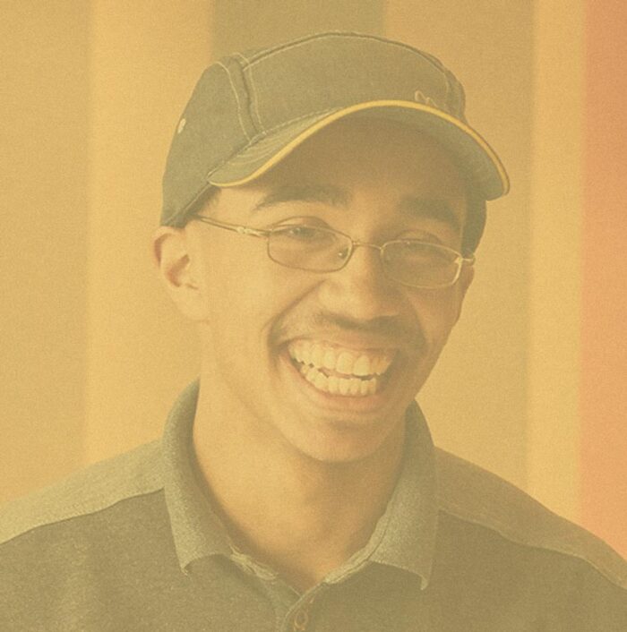 Foto de empleado de mc donals sonriendo